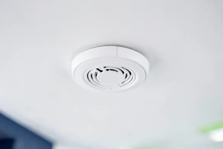 Close-up de um access point Wi-Fi empresarial em um teto