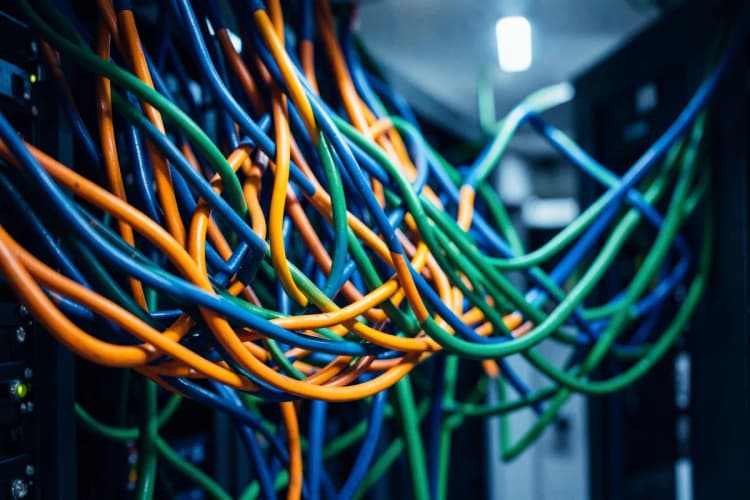 Fios de rede emaranhados em um ambiente de TI