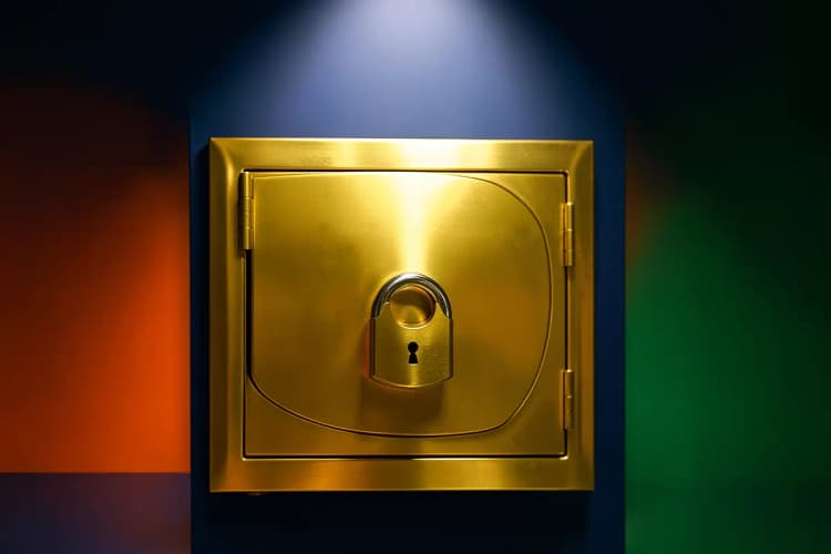 Um cofre de metal dourado com um cadeado fechado, representando segurança de dados.