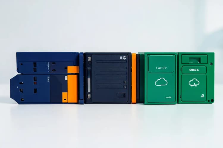 Diferentes tipos de mídias de armazenamento como fitas, discos rígidos e nuvem, lado a lado.